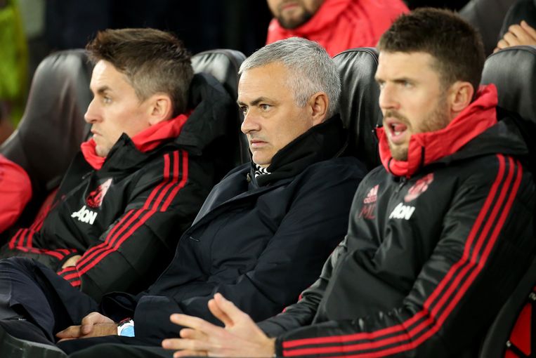 José Mourinho op de bank van United, naast Michael Carrick (r.) die nu de club zal leiden. Beeld Photo News