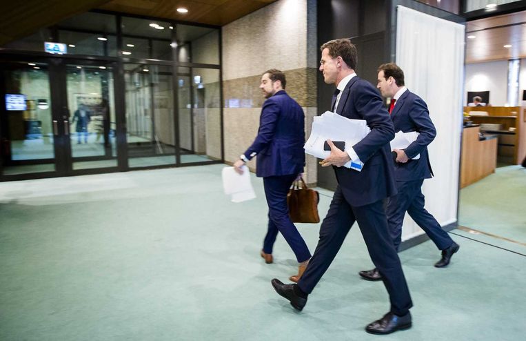 Premier Rutte, vicepremier Asscher en staatssecretaris Dijkhoff tijdens een schorsing van het asieldebat. Beeld anp
