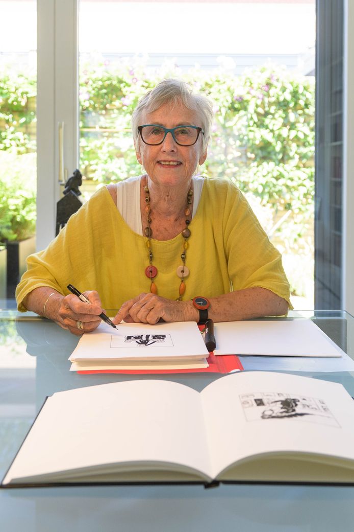 Beatrix Kerkhof (79) tekent coronaboekjes voor haar kleinkinderen. Inmiddels heeft ze 17 exemplaren laten drukken.