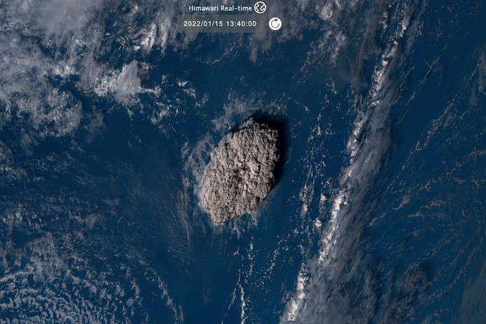 La spectaculaire éruption du volcan sous-marin au large des îles Tonga