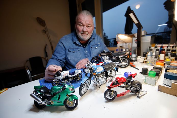 Peter Sparwer met zijn motorfiets-modellen.