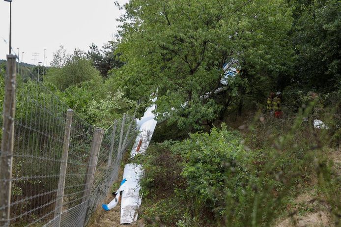 The glider crashed along the A50 near Arnhem.