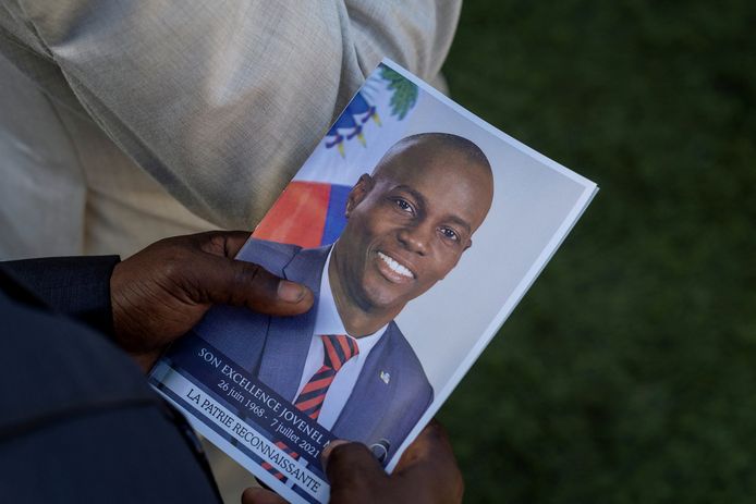 De Haitiaanse president Jovenel Moise werd in de nacht van 6 op 7 juli 2021 met twaalf schoten om het leven gebracht in zijn woning in de Haïtiaanse hoofdstad Port-au-Prince.