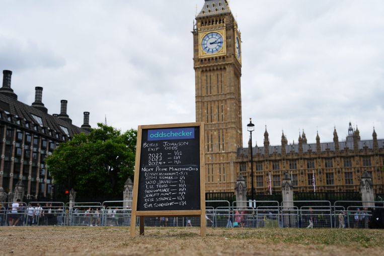 Een goklijst in Westminster met de jongste update: wanneer premier Boris Johnson zal vertrekken en wie hem zal vervangen als Conservatieve leider. Beeld Getty Images