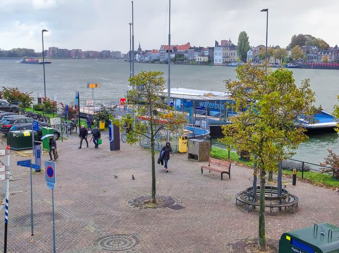 De gemeente Zwijndrecht vindt het Veerplein aan de Oude Maas maar een rommeltje. Ze neemt drie jaar de tijd om de situatie te verbeteren.