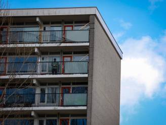 Gevelstuk van Arnhemse flat laat los en dreigt te vallen: omgeving afgezet