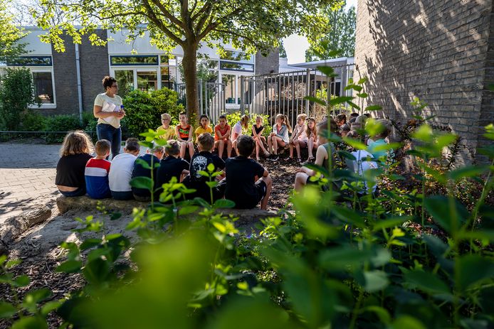 Kinderen op een basisschool in het Westland krijgen les over de tuin van hun school.