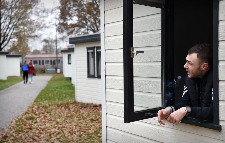 Op camping Droomgaard zitten veel arbeidsmigranten. Een Pool rookt vanuit zijn caravan-raam. Beeld Marcel van den Bergh