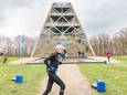 Een deelnemer aan Pieken op Pompejus in Halsteren op weg naar de toren.  Het nieuwe evenement van Lions Club Bergen op Zoom brengt driehonderd euro op voor het goede doel.