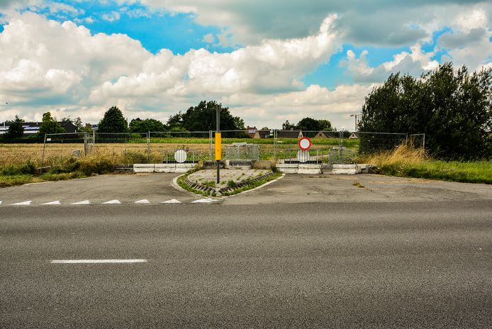 Een archieffoto van het kruispunt van de N58 met de Koekuitstraat. Voor fietsers en voetgangers komt daar een tunnel