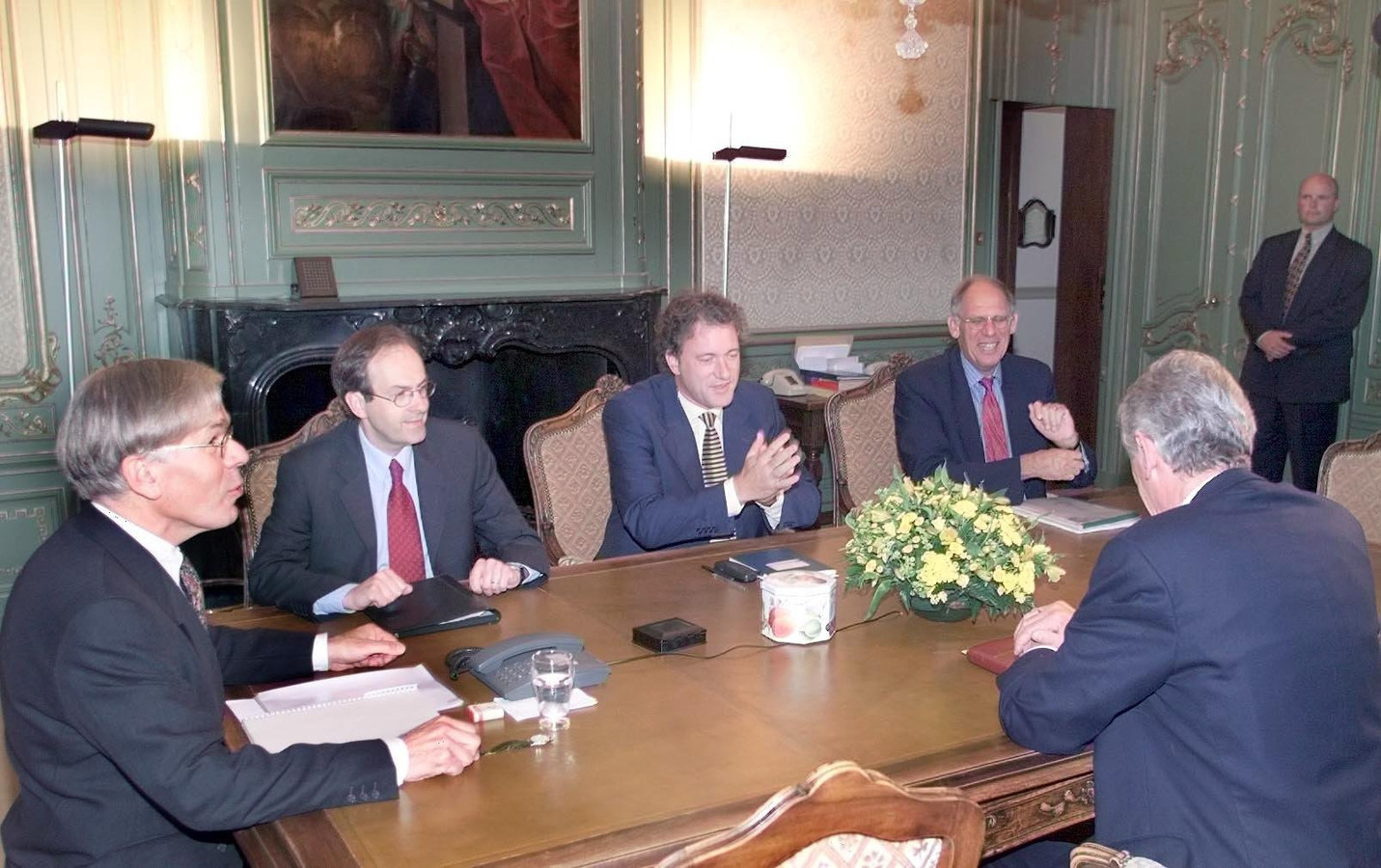 Informateur Tjeenk Willink spreekt in 1999 in de Eerste Kamer met de fractievoorzitters Melkert (PvdA), De Graaf (D66), Dijkstal (VVD) en premier Kok.