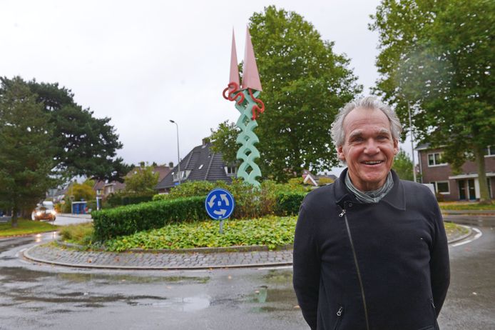 André Boone bij zijn kunstwerk op het Krabbenbosplein: „Het is leuk als mensen nieuwsgierig zijn naar mijn werk.”