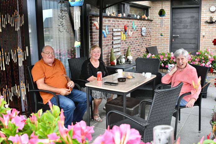 Werner Vandekerkhove en zijn vrouw Lieve krijgen het bezoek van buurvrouw Paulette. Werner ontdekte woensdag dat zijn eigen halfbroer een moordpoging in het rusthuis overleefde. Paulette weet het intussen zeker: zij zal nooit naar Rozenberg verhuizen.