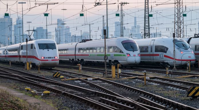 Duitse ICE-treinen staan vandaag vlakbij het hoofdstation van Frankfurt werkeloos geparkeerd. Vanwege de staking is er nauwelijks treinverkeer mogelijk.