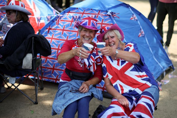 I fan si riuniscono vicino a Buckingham Palace per la festa di anniversario di stasera.