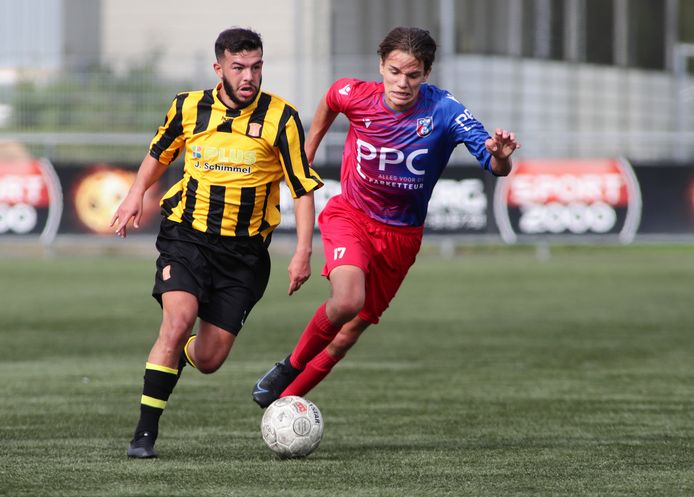 Hicham Chatouani (l) van IJFC en Kjeld van der Sanden van CDW.