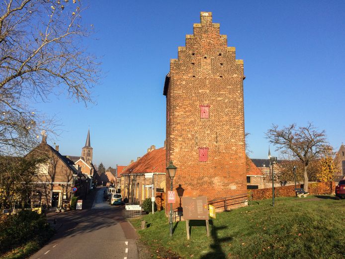 De torenstraat met de Gevangentoren, de laatste van de vier toegangspoorten die Megen ooit had.