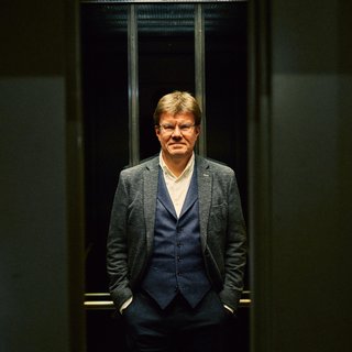 In Brussel neemt de laatste lichtblauwe liberaal afscheid. Met een donkerrode begroting