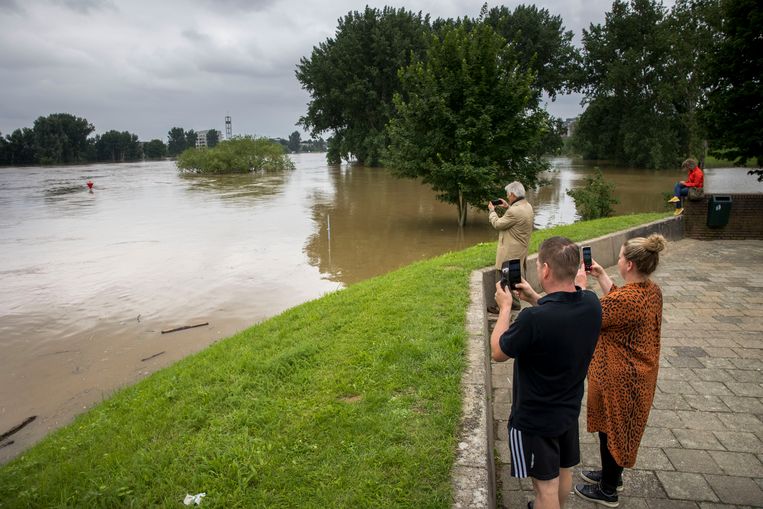 Meer dan tienduizend mensen geëvacueerd in Venlo, dijk bij ...