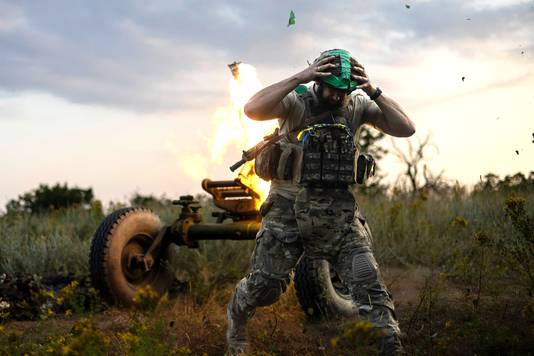 Een Oekraïense militair vuurt een mortier bij Bachmoet.