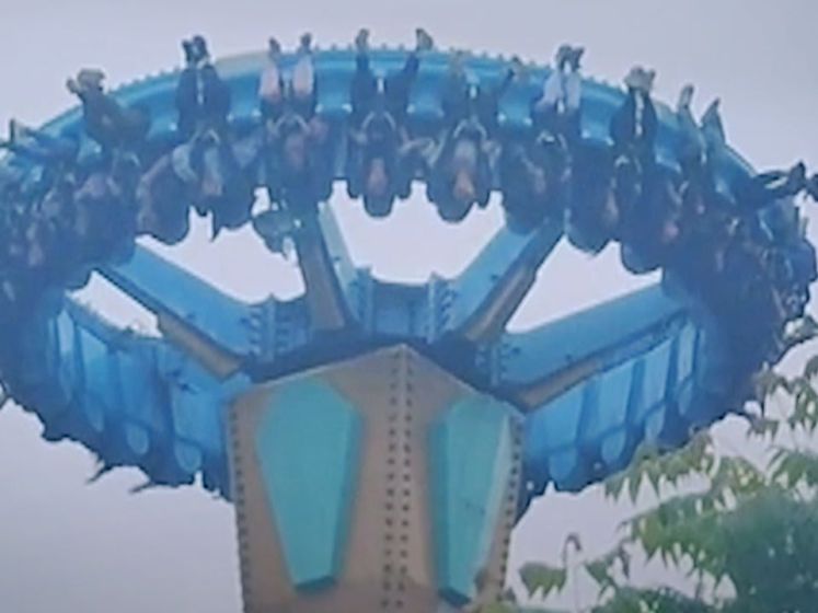 Un manège se bloque en Chine, les passagers coincés la tête en bas