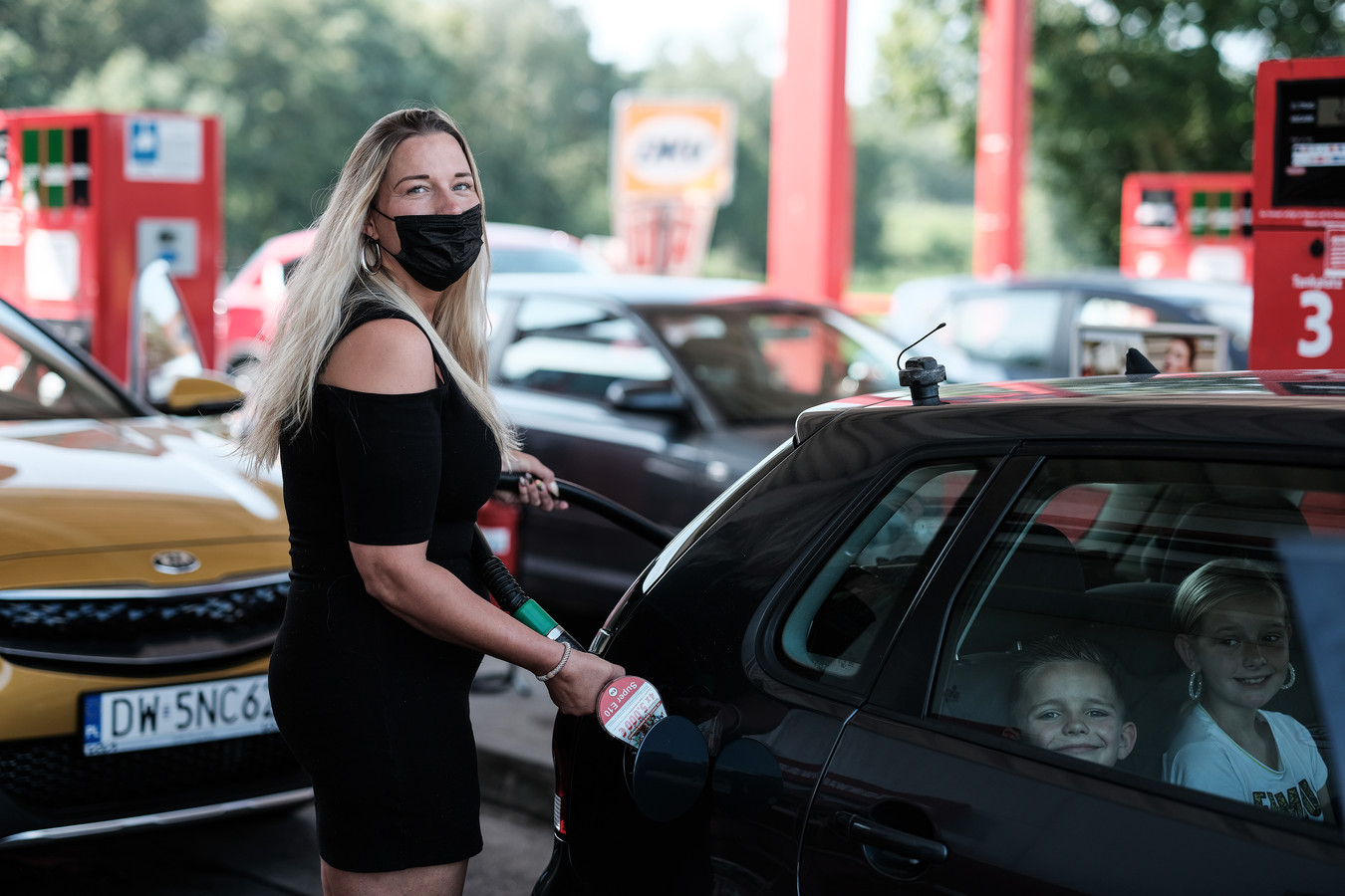 Veel Nederlanders tanken nu nog vlak over de grens vanwege de gunstige benzineprijzen daar. Foto ter illustratie.