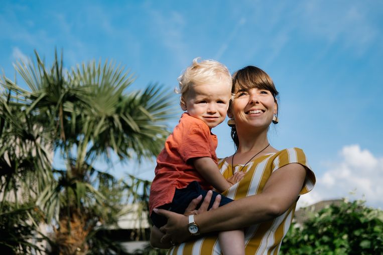 Wendy De Petter en haar zoontje Arnout. Beeld Wouter Van Vooren