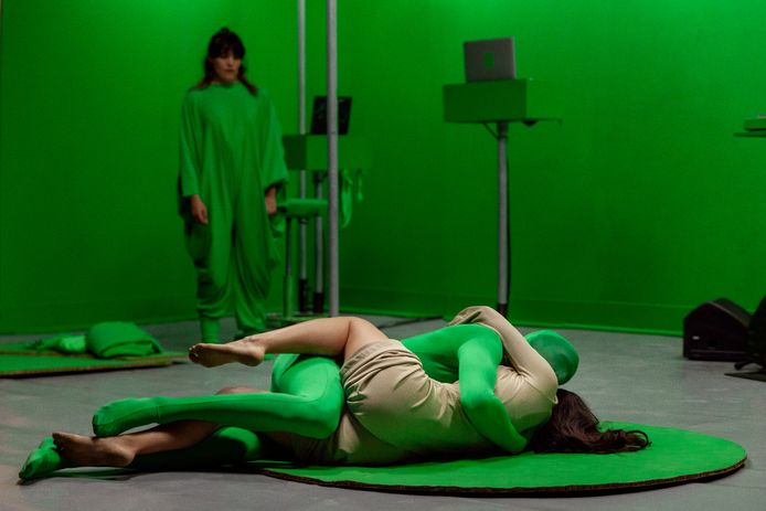 Theaterbeeld uit ‘Memento Mori’, een inventief spel met ‘green screens’. Als online bezoeker zie je iets heel anders.