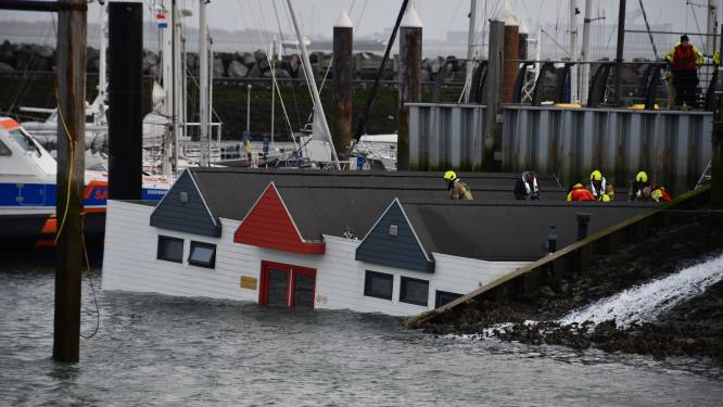 Douchegebouw zinkt in jachthaven Breskens