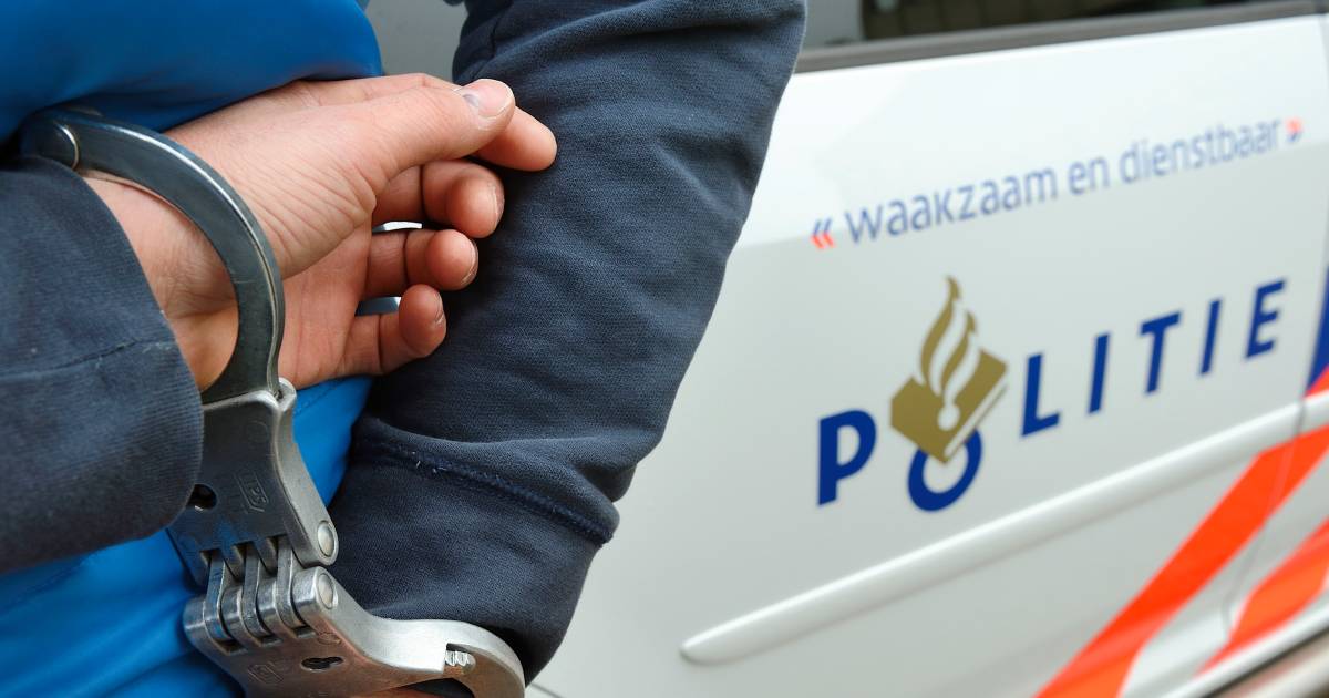 Een 44-jarige Zoetermeerder is vorige week opgepakt door de politie omdat hij zichzelf in het openbaar aan het bevredigen was op de Vondelstraat. .