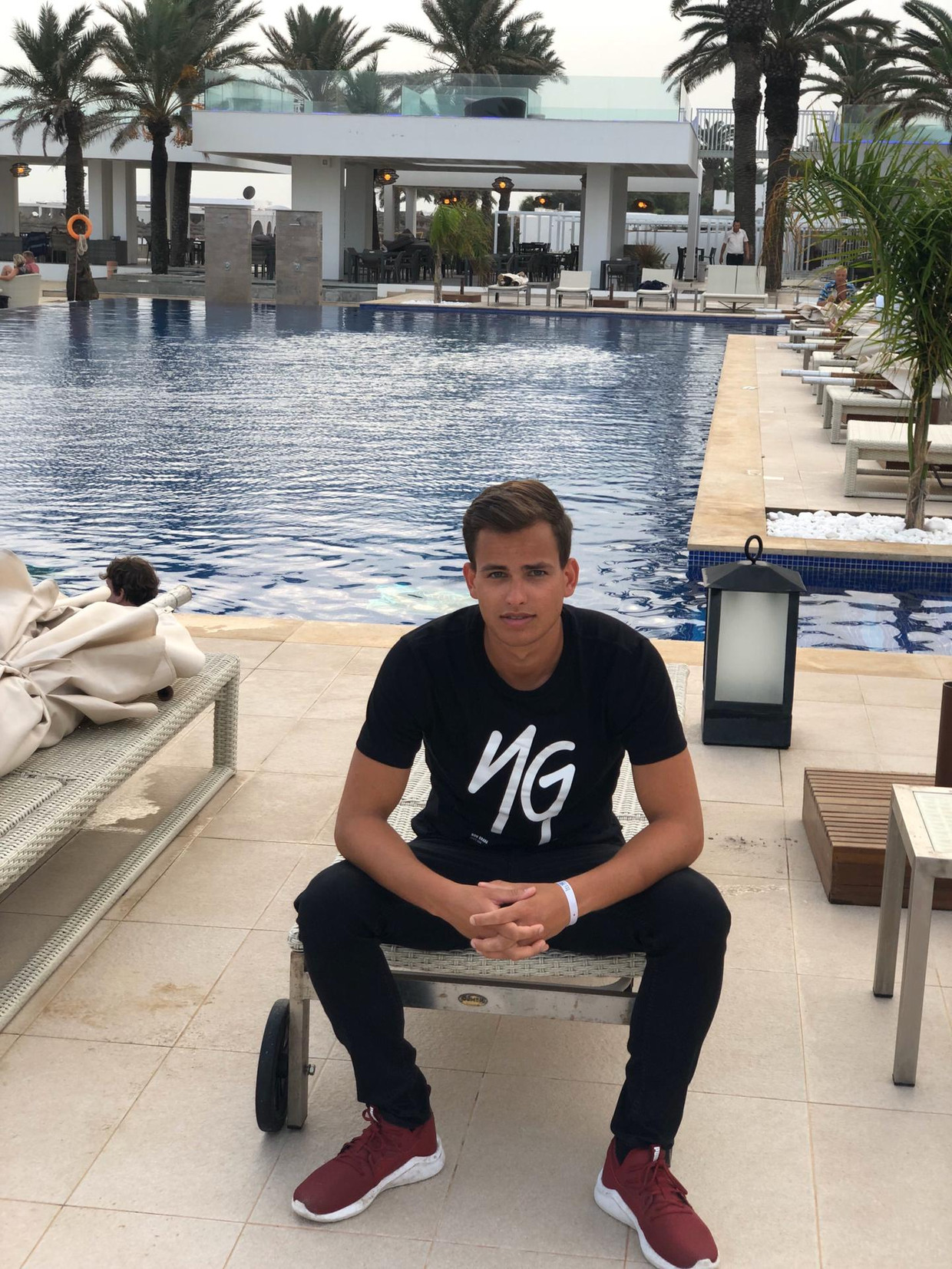 Brent Van Eccelpoel aan het zwembad van zijn hotel in Tunesië. Beeld RV