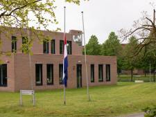 Vlag halfstok op Waldheim-mavo vanwege onverwacht overlijden docent aardrijkskunde