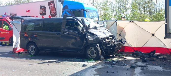 E34 richting Antwerpen afgesloten door ongeval met vrachtwagen in minibus in Oelegem