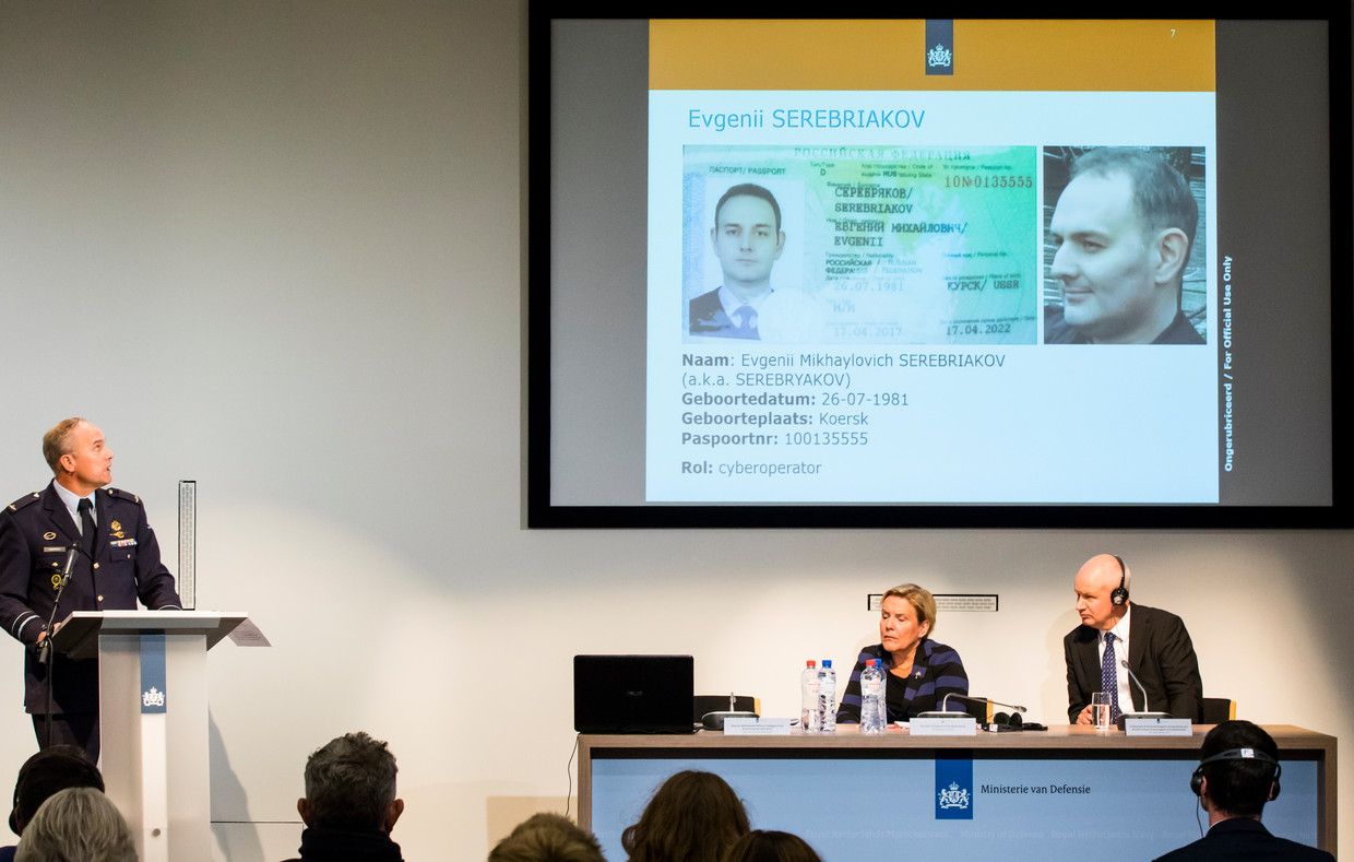 MIVD-hoofd Onno Eichelsheim, minister Ank Bijleveld en de Britse ambassadeur Peter Wilson tijdens de persconferentie. Beeld ANP