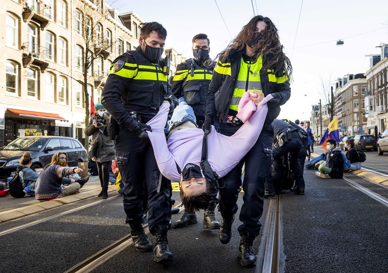 Amsterdamse 'politiekat' wereldwijd viral: 'Wordt herkend op straat