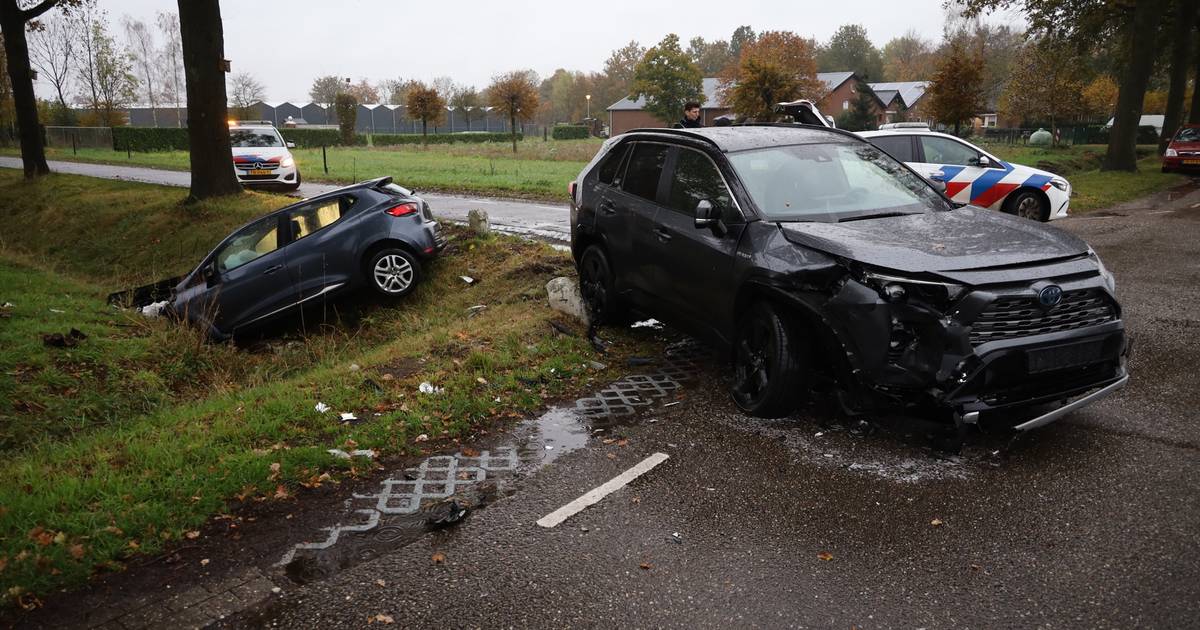 Auto belandt in sloot bij botsing in Venhorst.