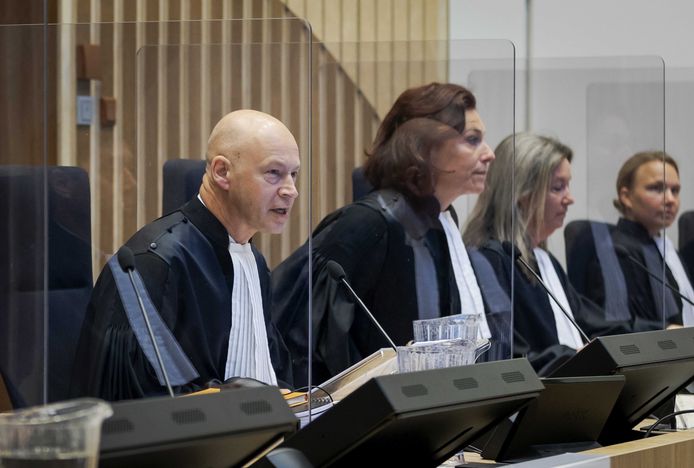 Rechtbankvoorzitter Hendrik Steenhuis (l).