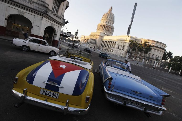 Oude Amerikaanse auto's voor het Capitool in Havana Beeld reuters