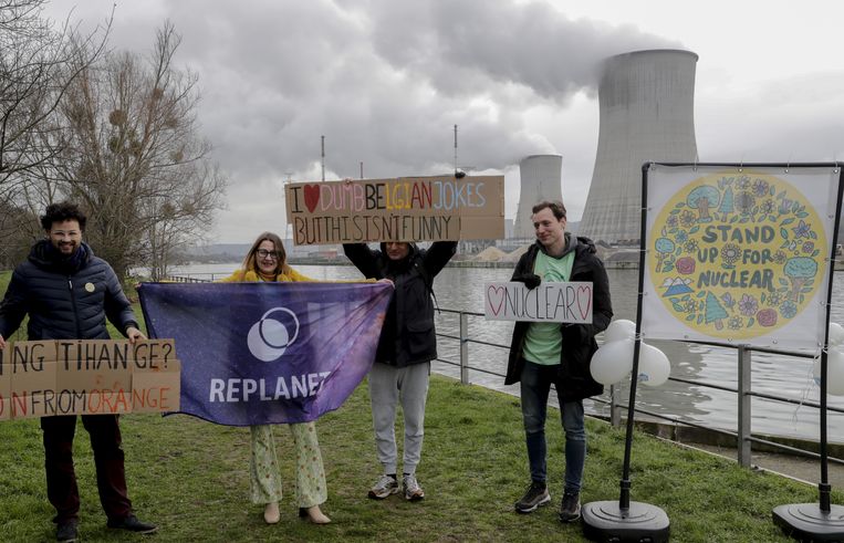 Leden van Stand-Up for Nuclear protesteren aan de oever van de Maas tegen de sluiting van kerncentrale Tihange 2. Beeld ANP / EPA