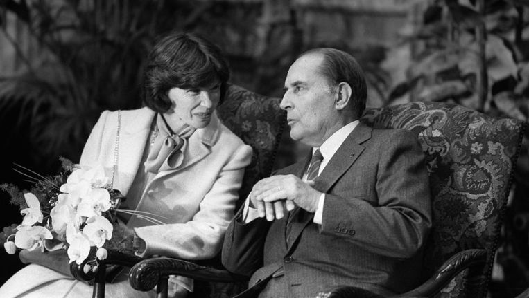 Oud-president François Mitterrand (rechts) en zijn vrouw Danielle (rechts) in 1983. Beeld afp