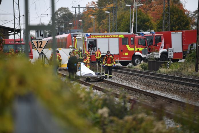 Reddingswerkers in het station van Bruckberg na het tragische ongeval.