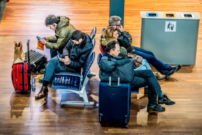 Foto ter illustratie: gestrande reizigers op Rotterdam Airport.
