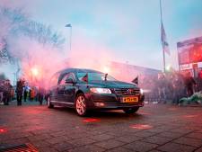 Feyenoordsupporters bewijzen publiekslieveling Christian Gyan met fakkels laatste eer
