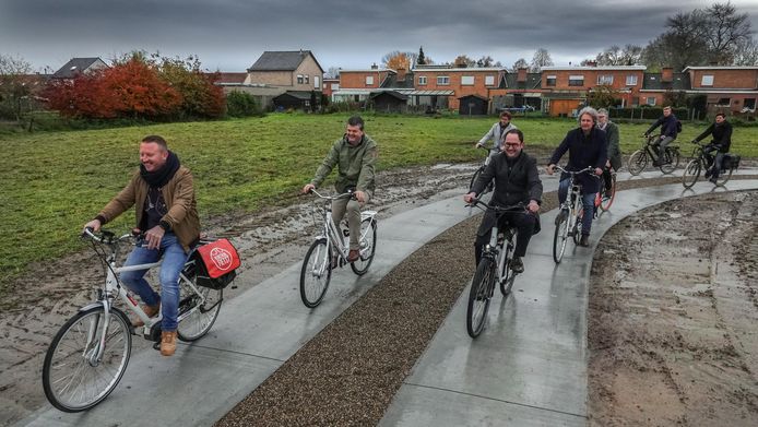 De inrichting van stadsgroen Ghellinck krijgt vorm, fietsverbinding inbegrepen. De politici testten die zaterdag al even uit met vooraan schepen Axel Weydts, minister Bart Somers, burgemeester Vincent Van Quickenborne en schepen Wout Maddens.