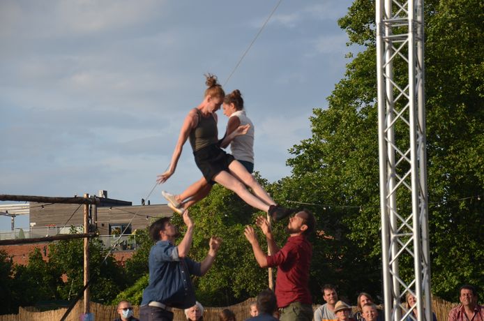 ‘Common Ground’ tijdens circus- en straattheaterfestival 'De Donderdagen' in pop-uparena Inghelant op de OCMW-site in Ninove.