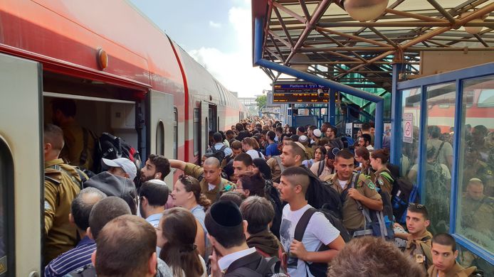 Staand blijken er meer passagiers in Israëlische treinstellen te passen.