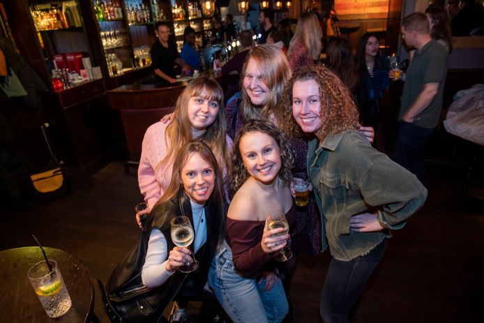 Toen er nog plek was om een groepsfoto te maken. Zaterdag tegen middernacht zat café The Doctor in Wageningen bomvol.