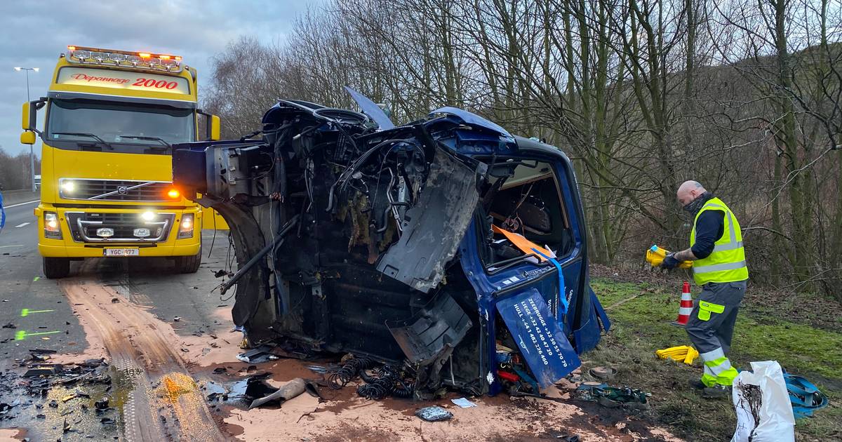 Vrachtwagenchauffeur Overlijdt Op A12 Nadat Hij Inrijdt Op File Stabroek Hln Be