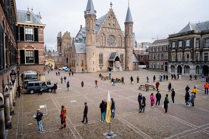 Stemmers in de rij op het Binnenhof eerder dit jaar.