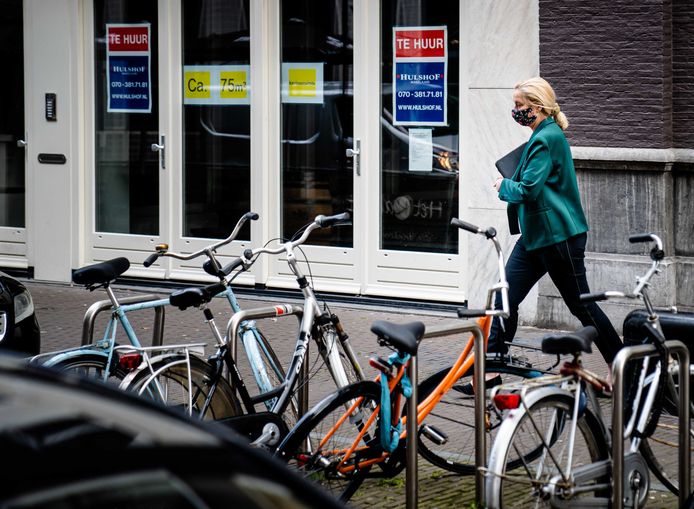 D66-leider Sigrid Kaag vertrekt woensdag bij het partijbureau na overleg over het mogelijk ongewenst en grensoverschrijdend gedrag van het nieuwe Kamerlid Sidney Smeets.
